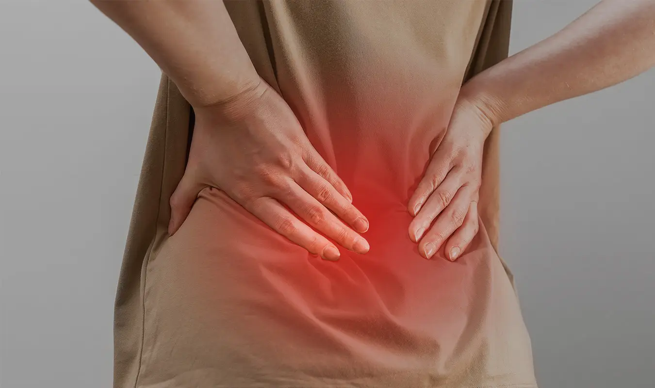 腰に手を当てる様子